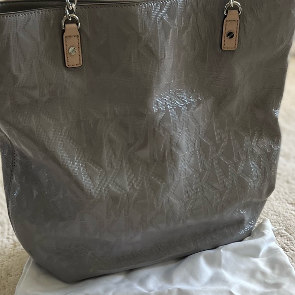 Michael Kors Patent Monogram tote bag in grey 🤍 - Picture 3 of 6